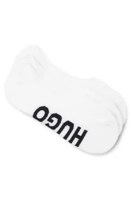 Paquete de tres pares de calcetines invisibles con etiquetas con logos de gran tamaño