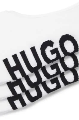 Paquete de tres pares de calcetines invisibles con etiquetas con logos de gran tamaño