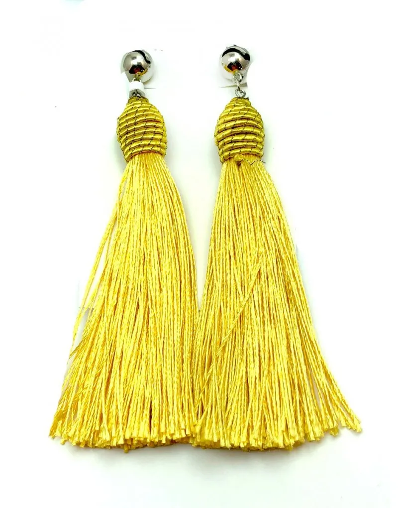 PENDIENTES POMPON AMARILLOS IDEALES PARA LLEVAR CON TUS LOOKS APORTANDO ESTE TOQUE FRESCO Y ACTUAL