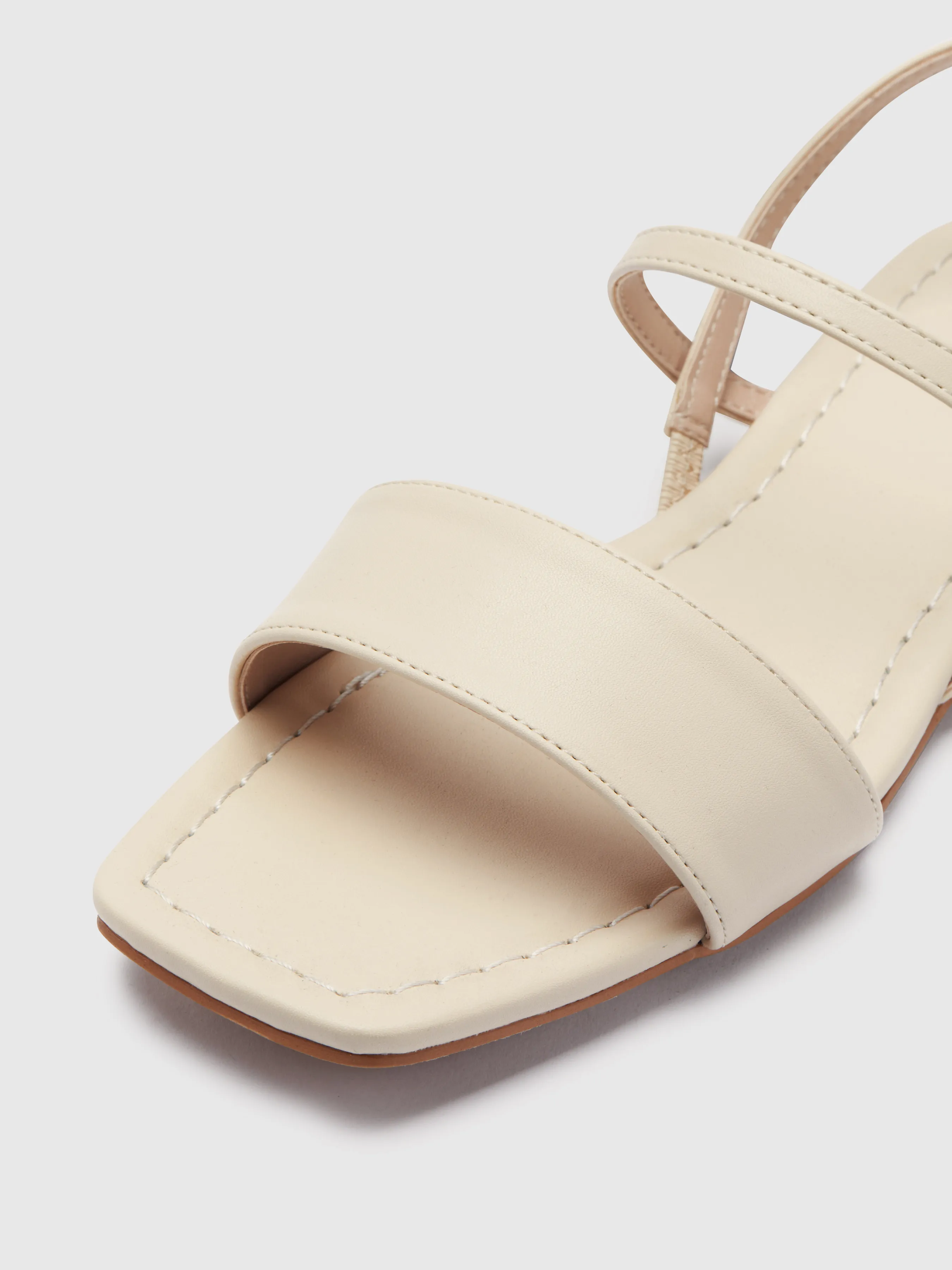 Sandalias con correa trasera