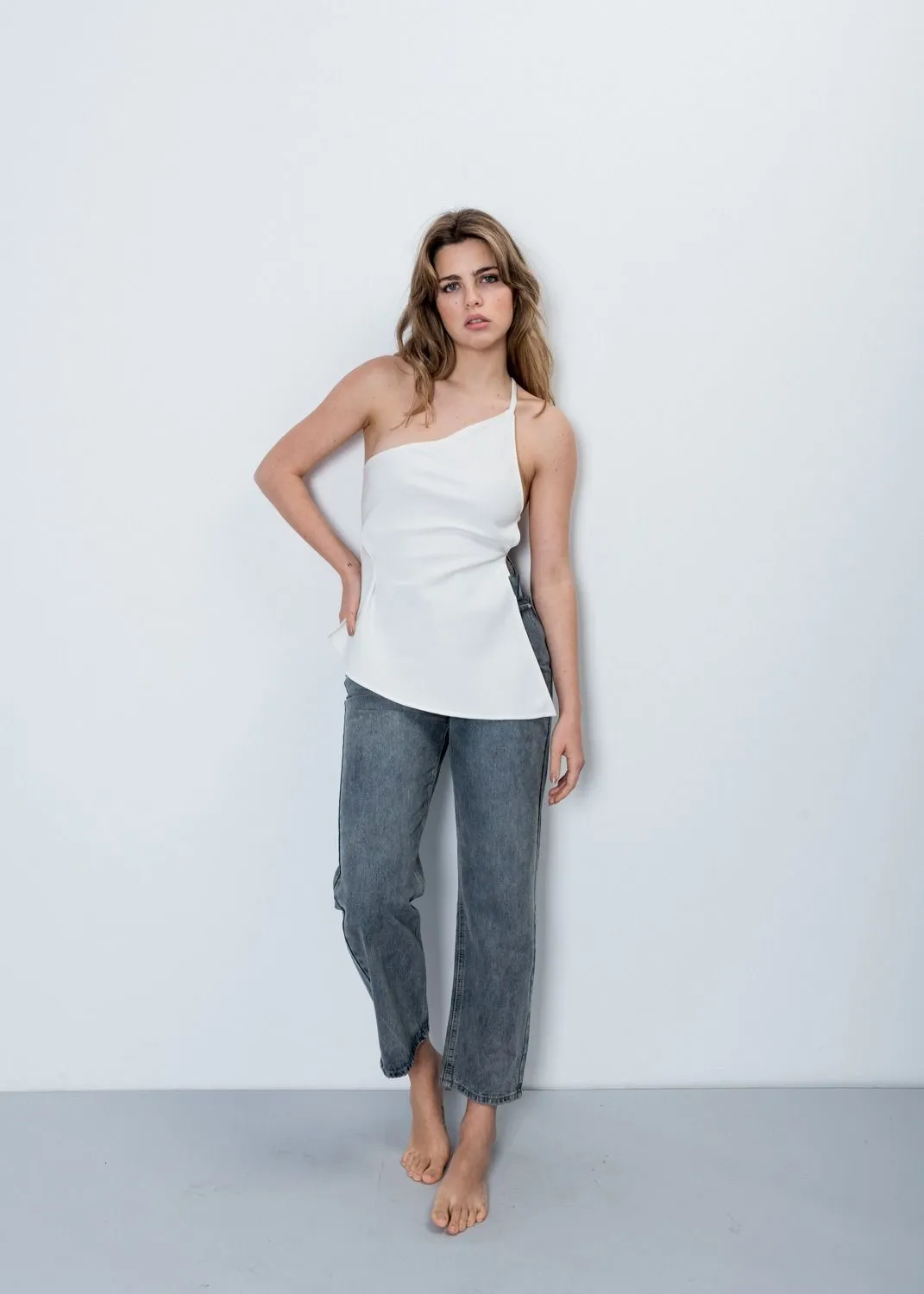 Top asimétrico con tirante para mujer