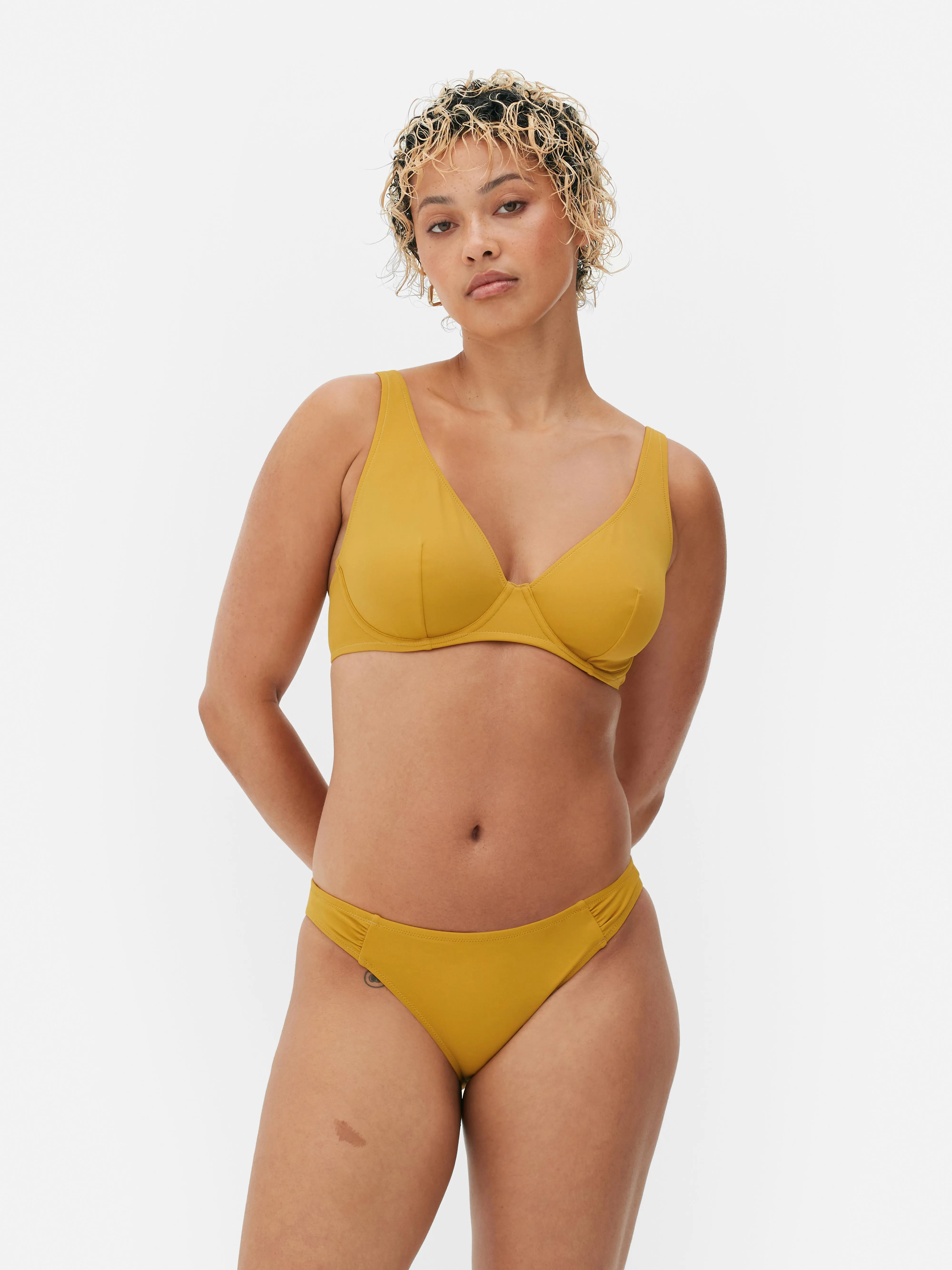 Top de bikini con aros