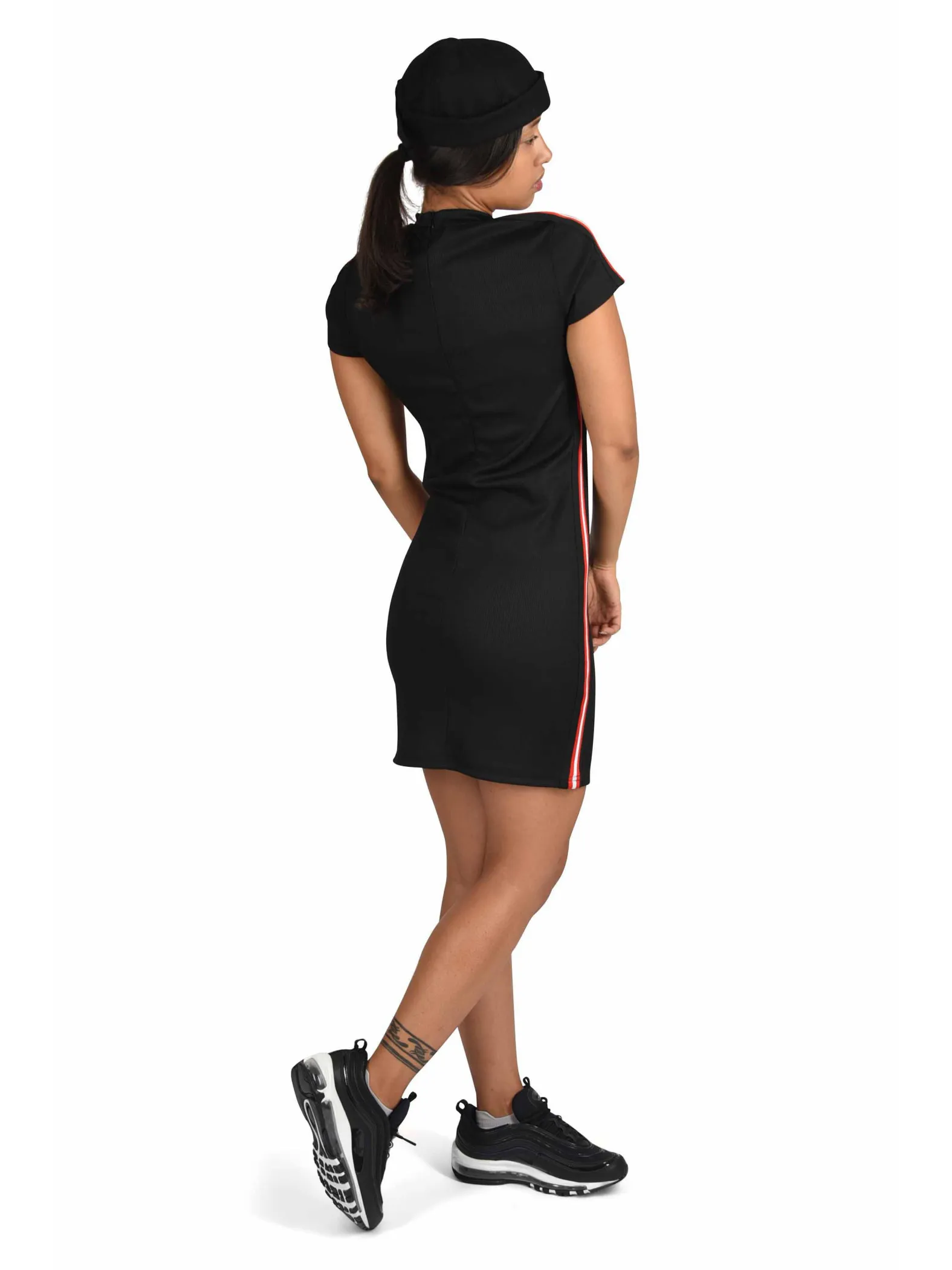 Vestido ajustado con ribetes en mangas y laterales