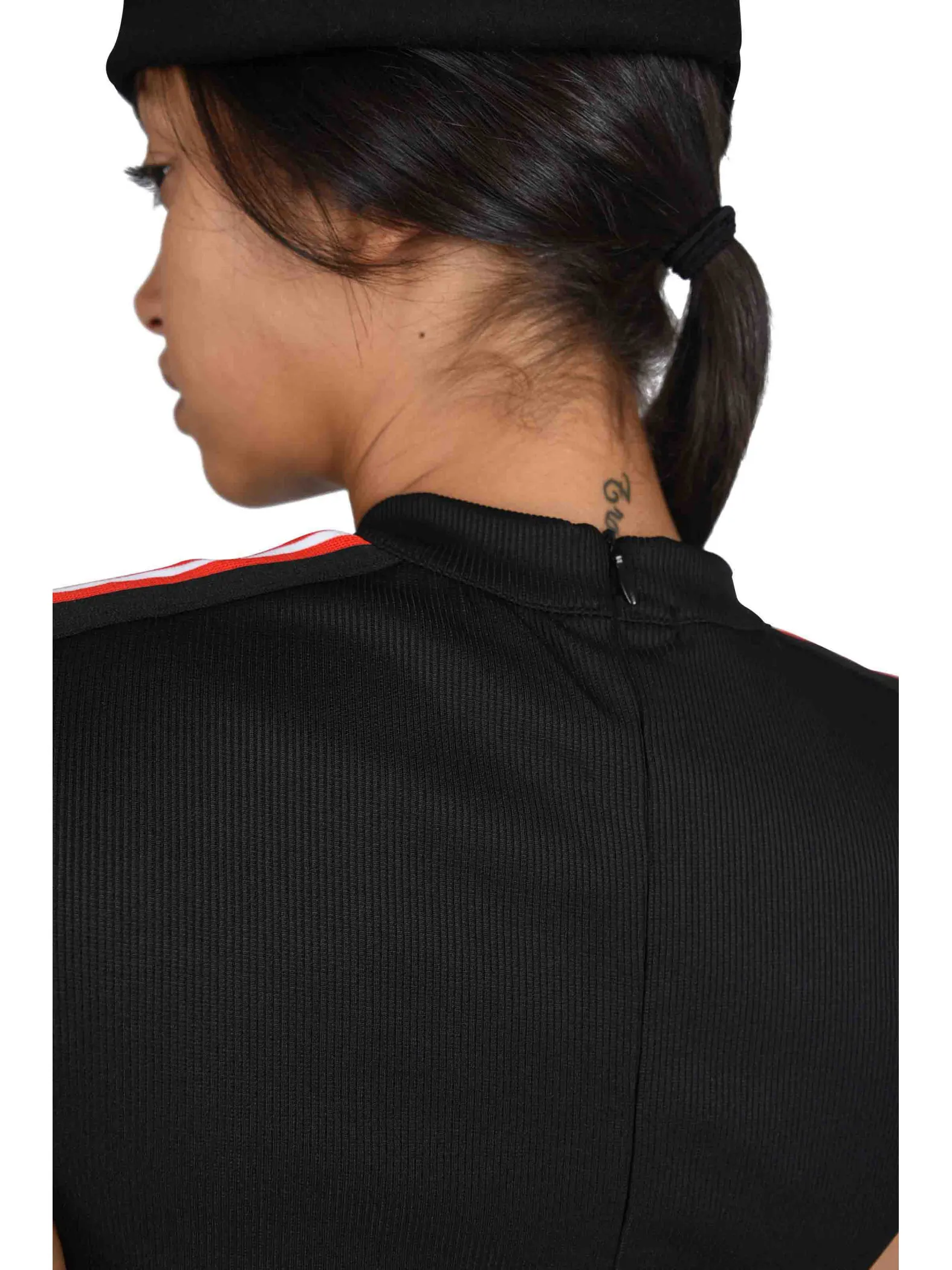 Vestido ajustado con ribetes en mangas y laterales