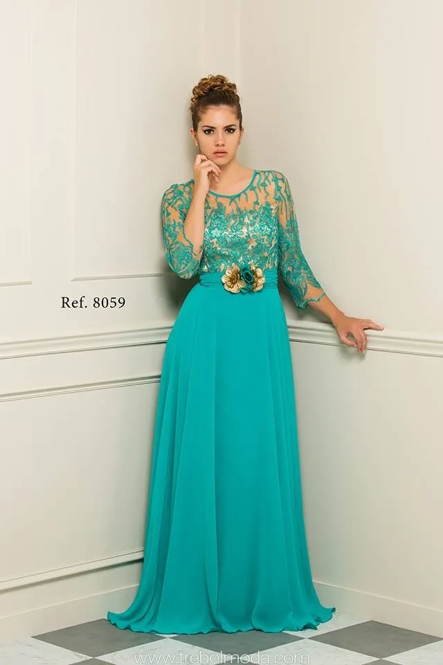 Vestido con mangas tres cuartas de guipur