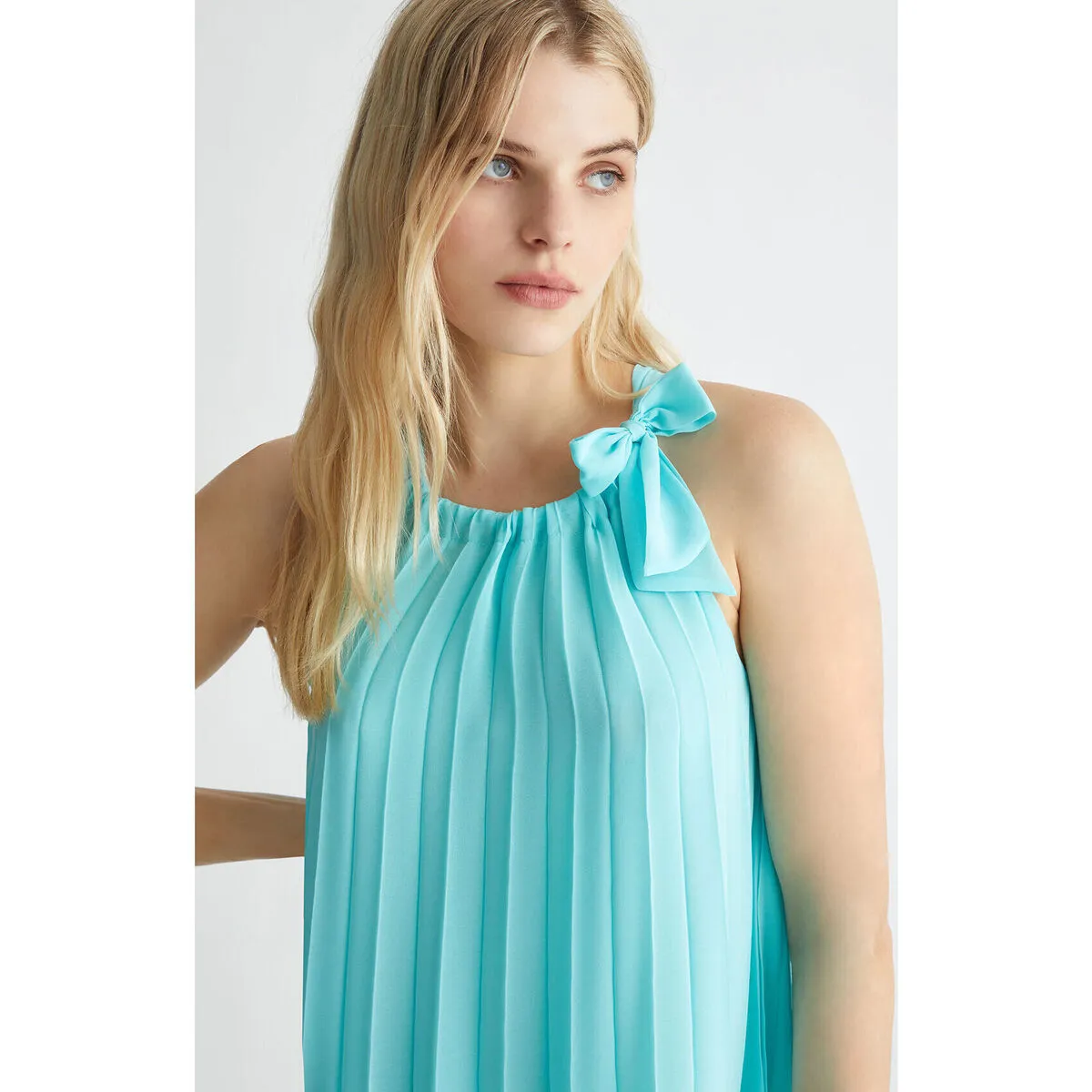 Vestido corto plisado verde agua