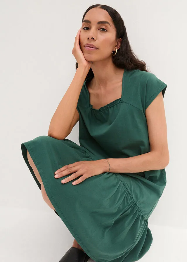 Vestido de punto de algodón con aberturas, mangas de murciélago y largo hasta la rodilla verde mate