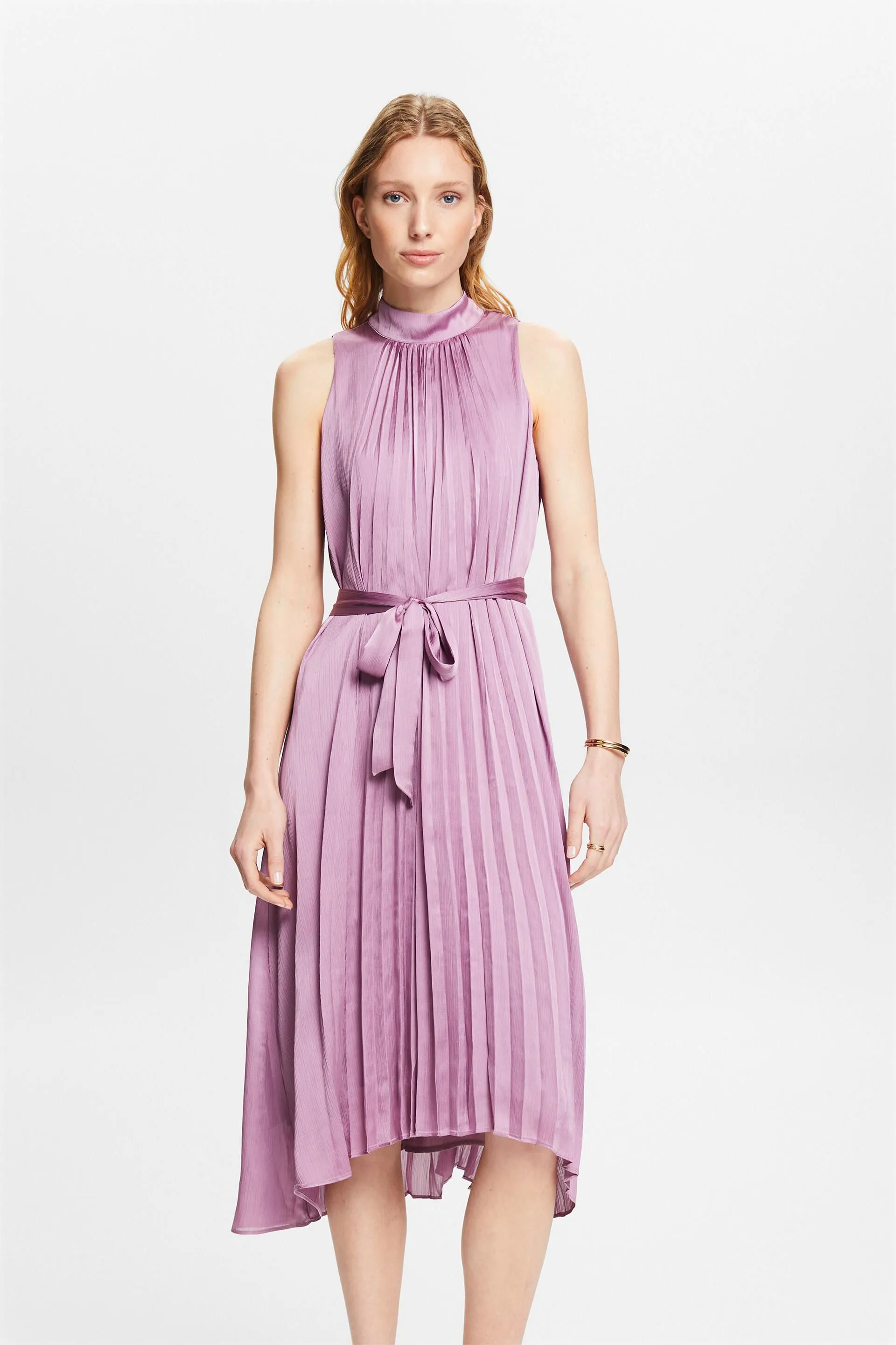 Vestido midi de cuello halter con diseño plisado