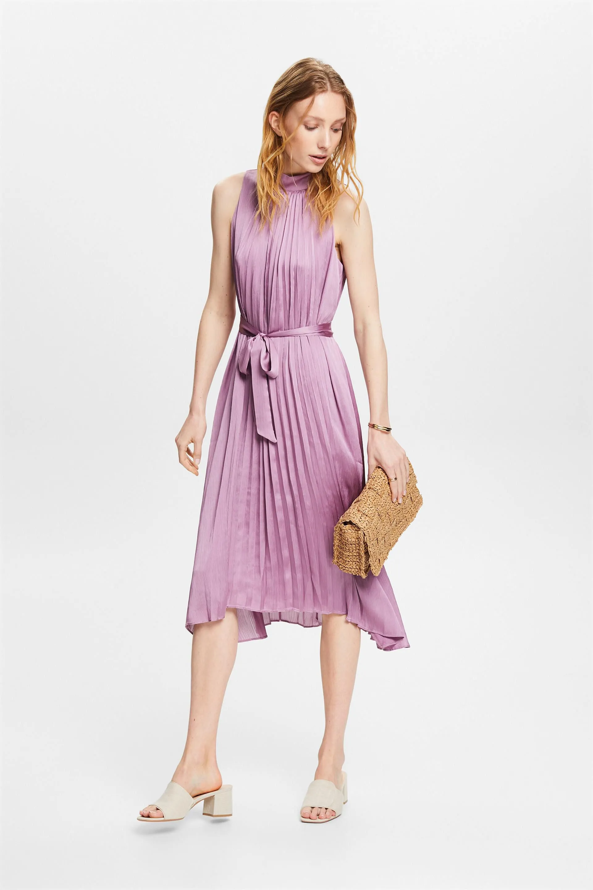 Vestido midi de cuello halter con diseño plisado