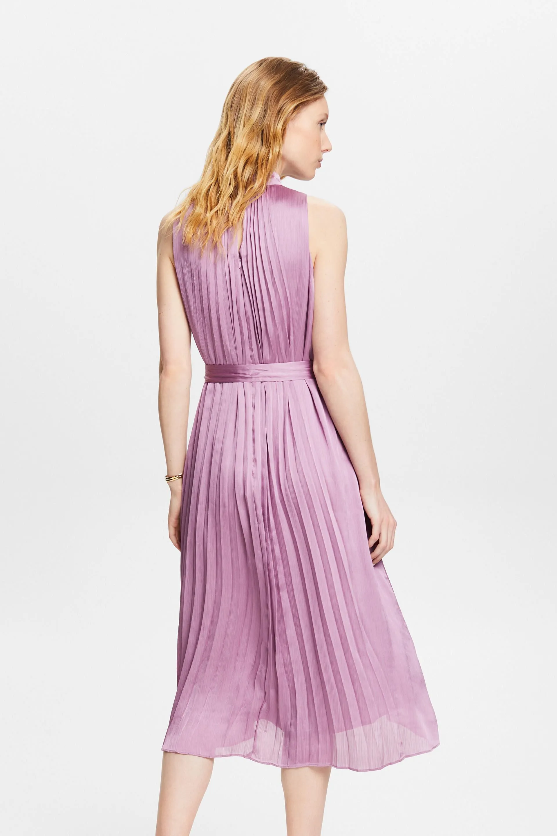 Vestido midi de cuello halter con diseño plisado