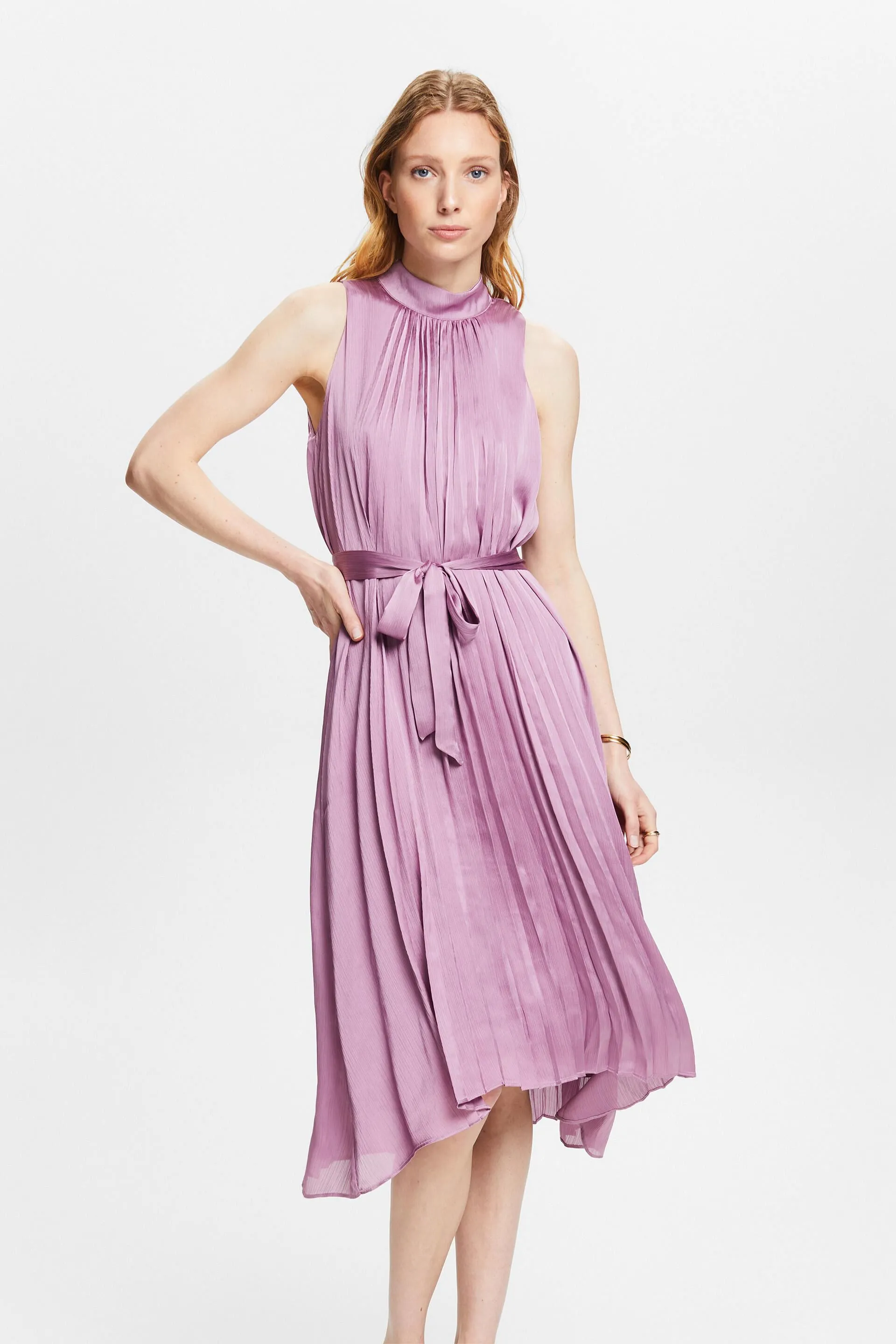Vestido midi de cuello halter con diseño plisado