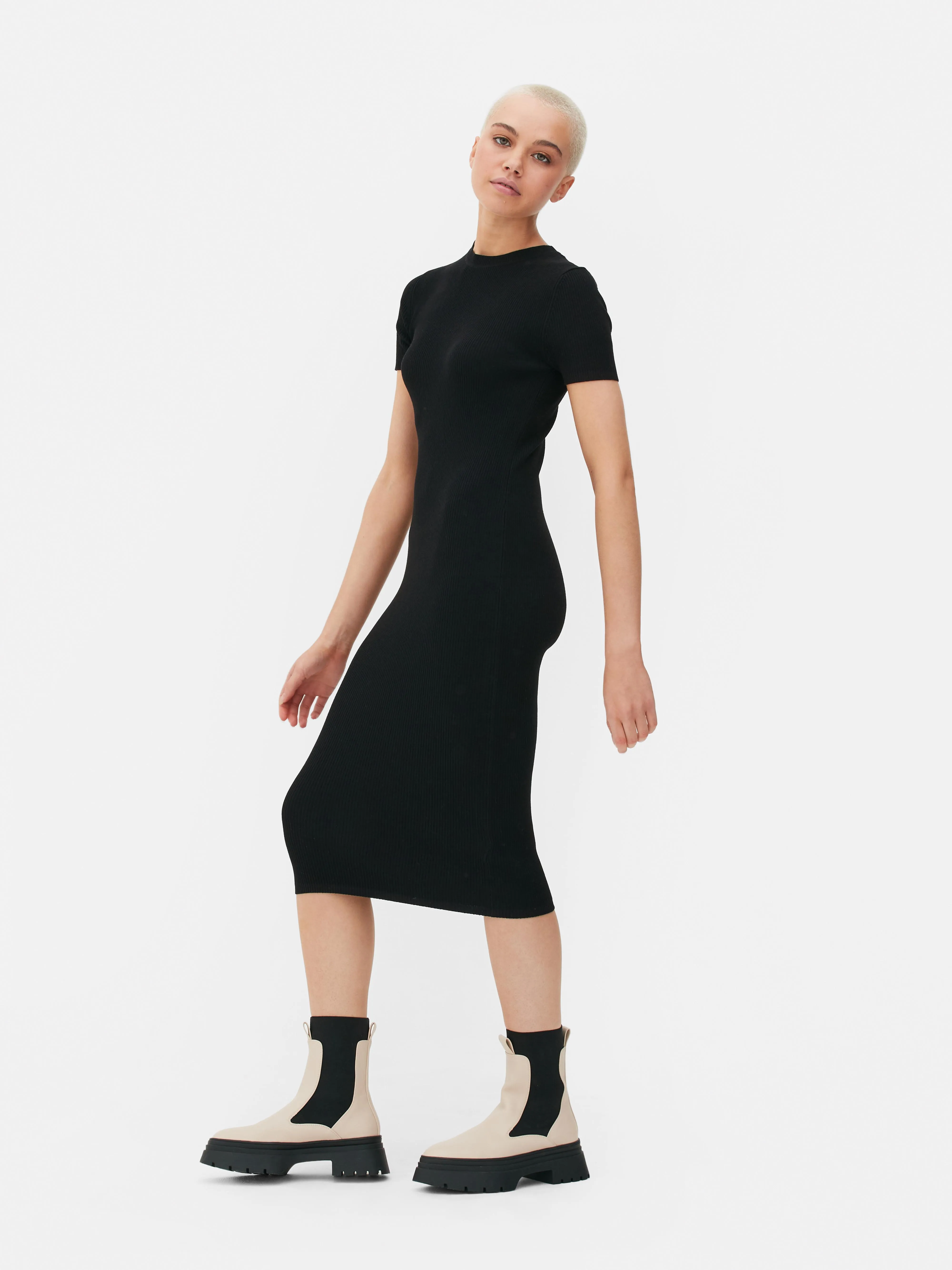 Vestido midi de punto acanalado de manga corta
