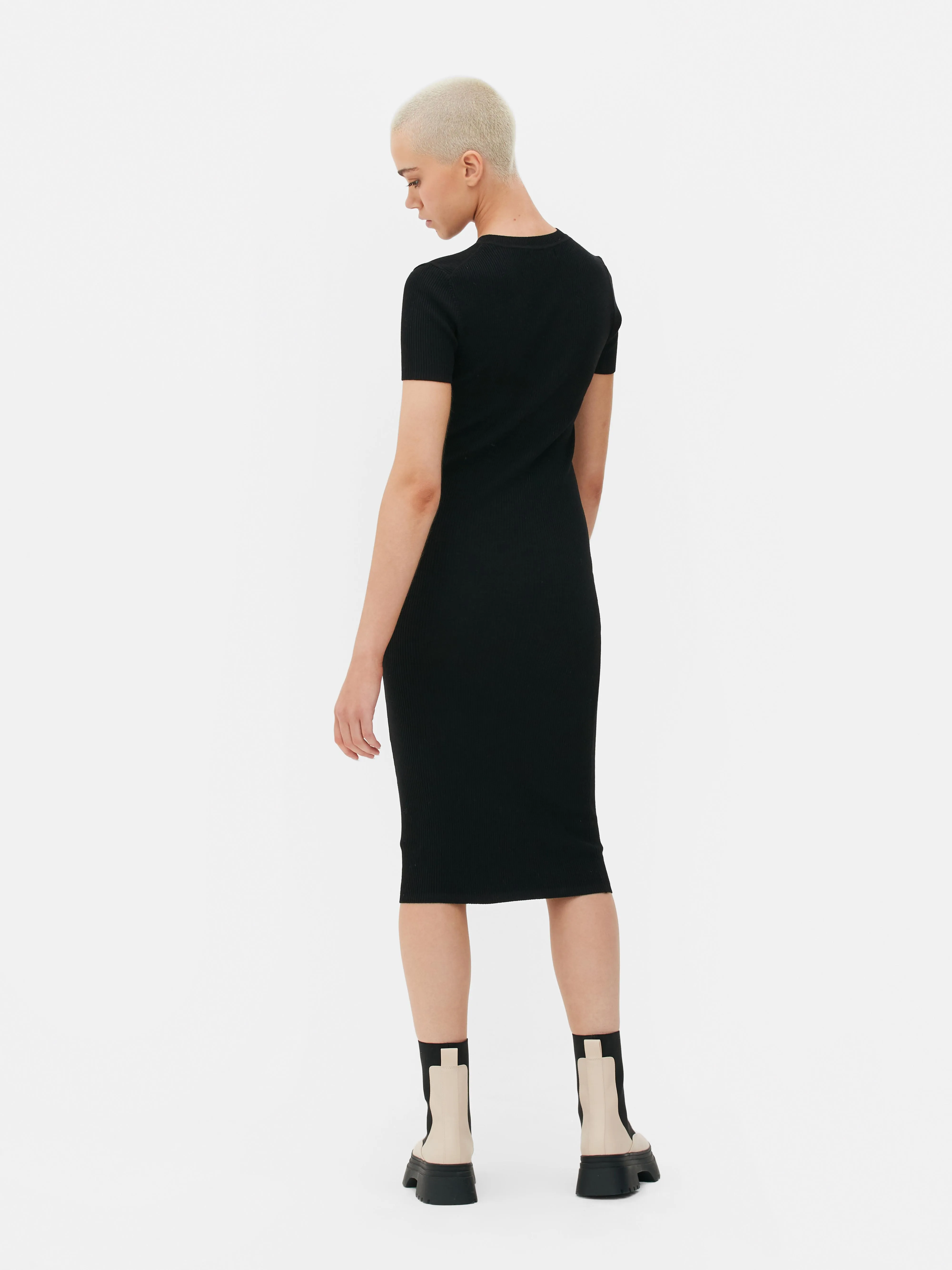 Vestido midi de punto acanalado de manga corta