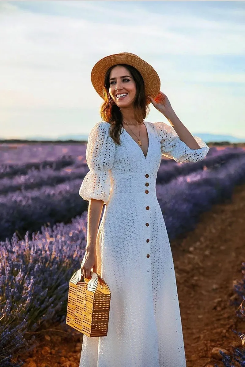 Vestido midi troquelado blanco con mangas abullonadas Bassa