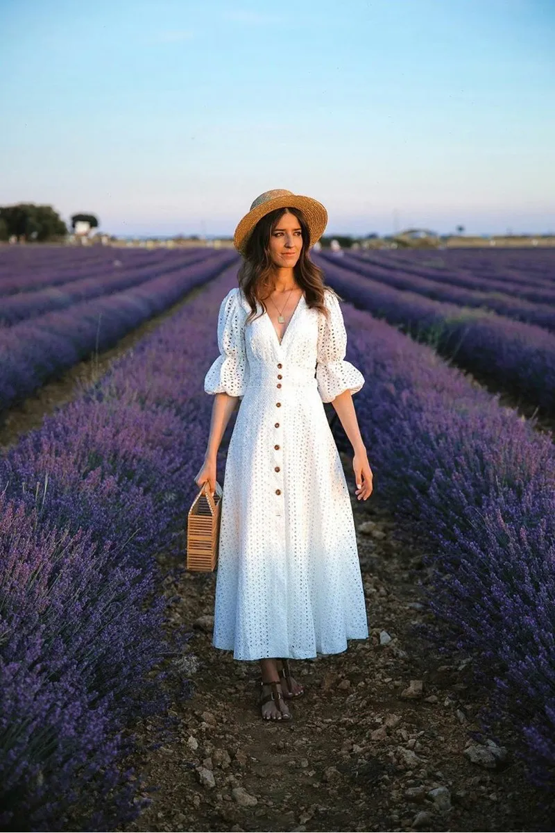 Vestido midi troquelado blanco con mangas abullonadas Bassa
