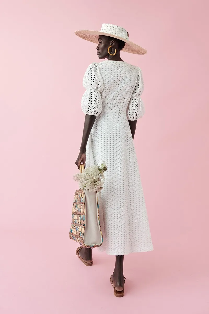 Vestido midi troquelado blanco con mangas abullonadas Bassa