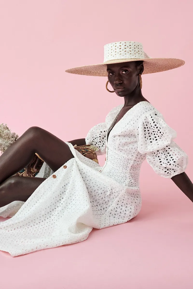 Vestido midi troquelado blanco con mangas abullonadas Bassa