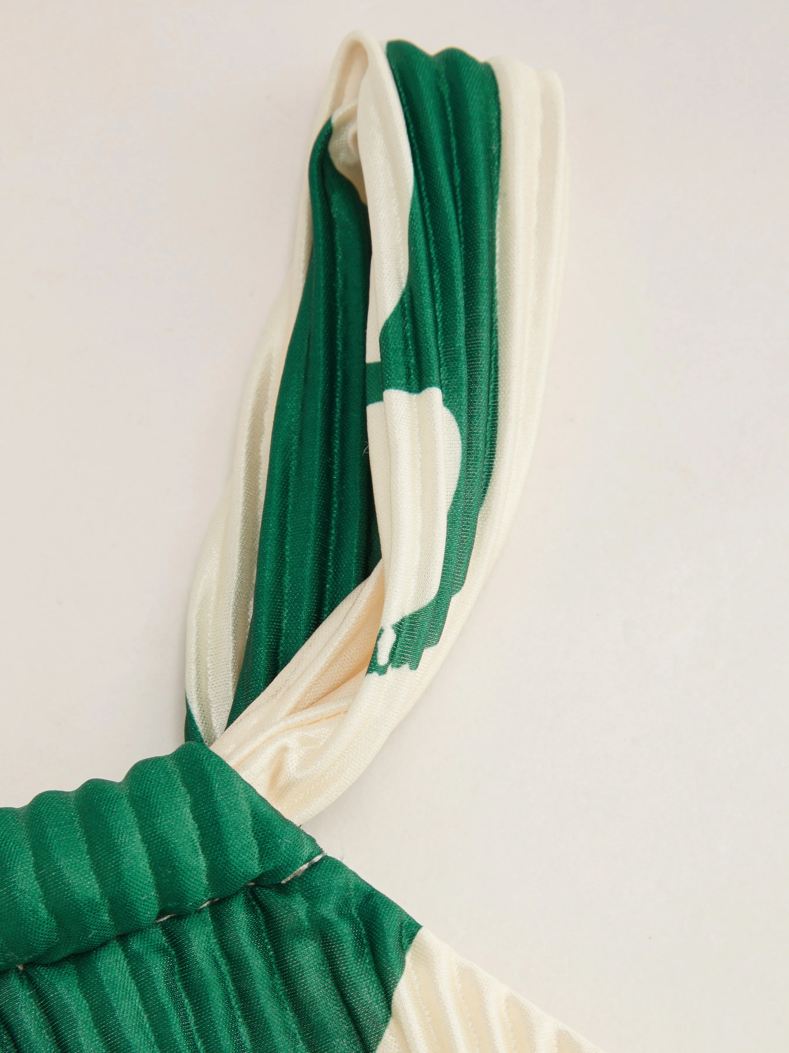 Vestido Mini Plisado Abstracto con Cuello Halter