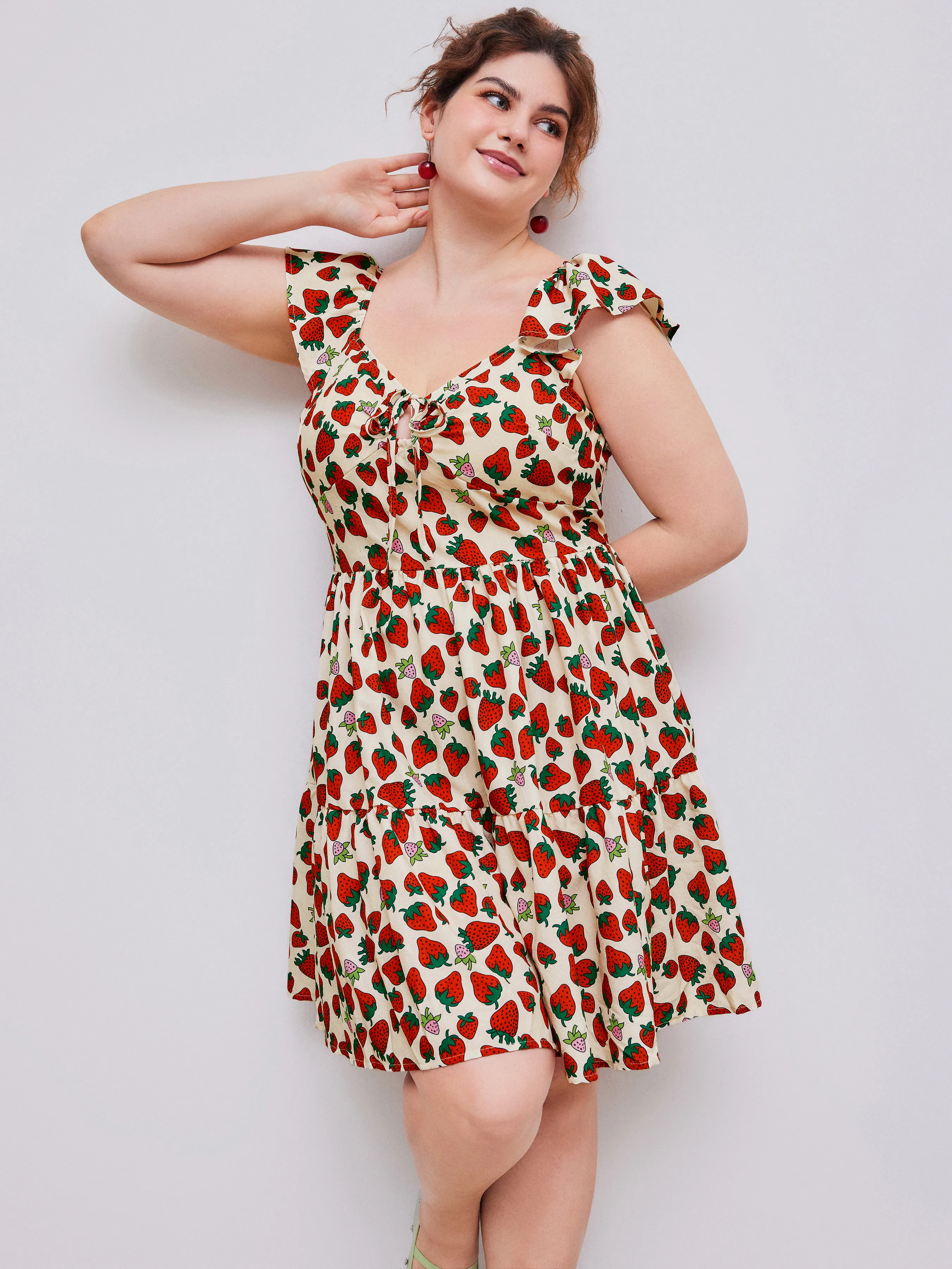 Vestido Mini Tejido con Gráfico de Fresa y Volantes Anudados Curvy