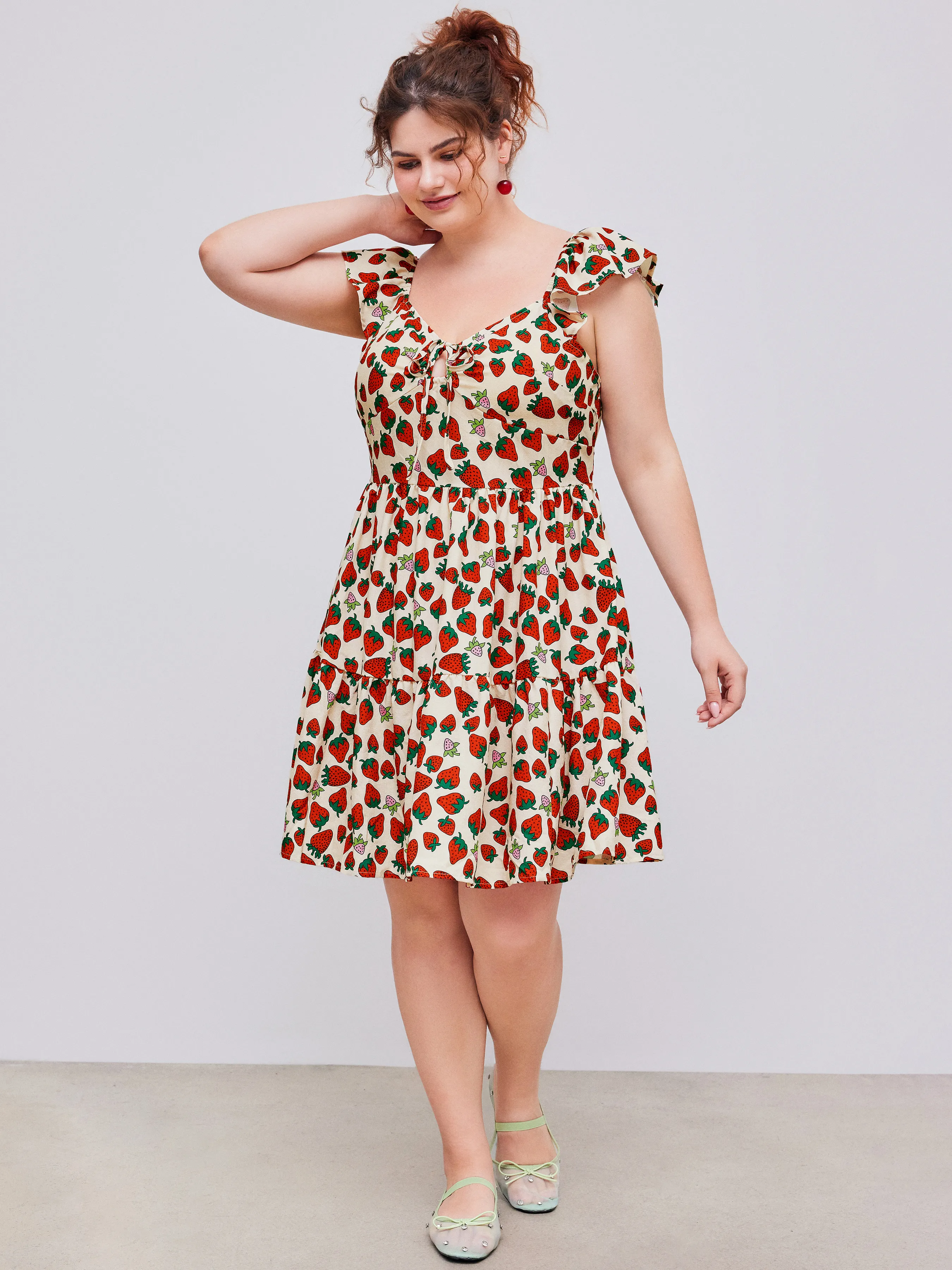 Vestido Mini Tejido con Gráfico de Fresa y Volantes Anudados Curvy