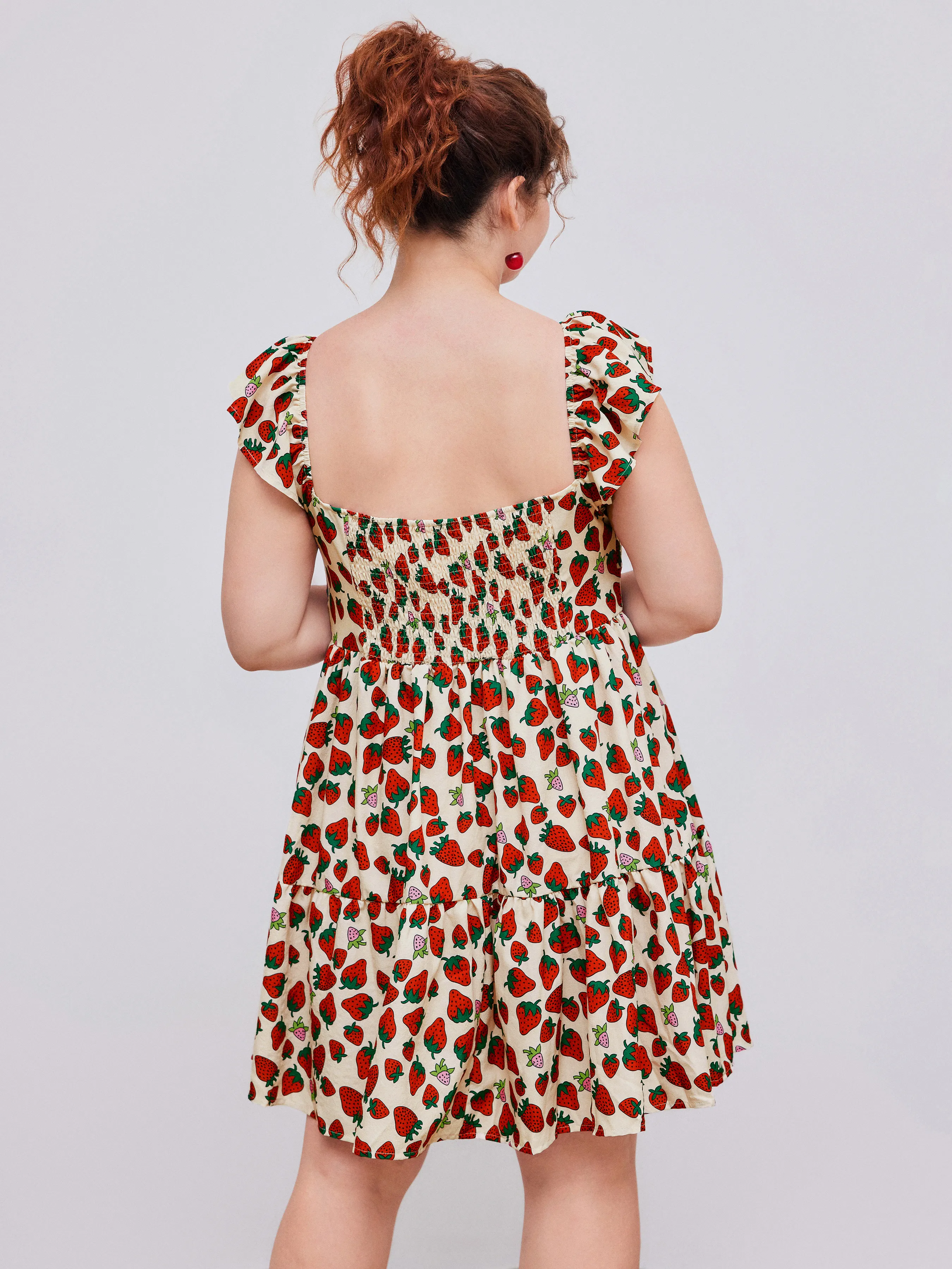 Vestido Mini Tejido con Gráfico de Fresa y Volantes Anudados Curvy