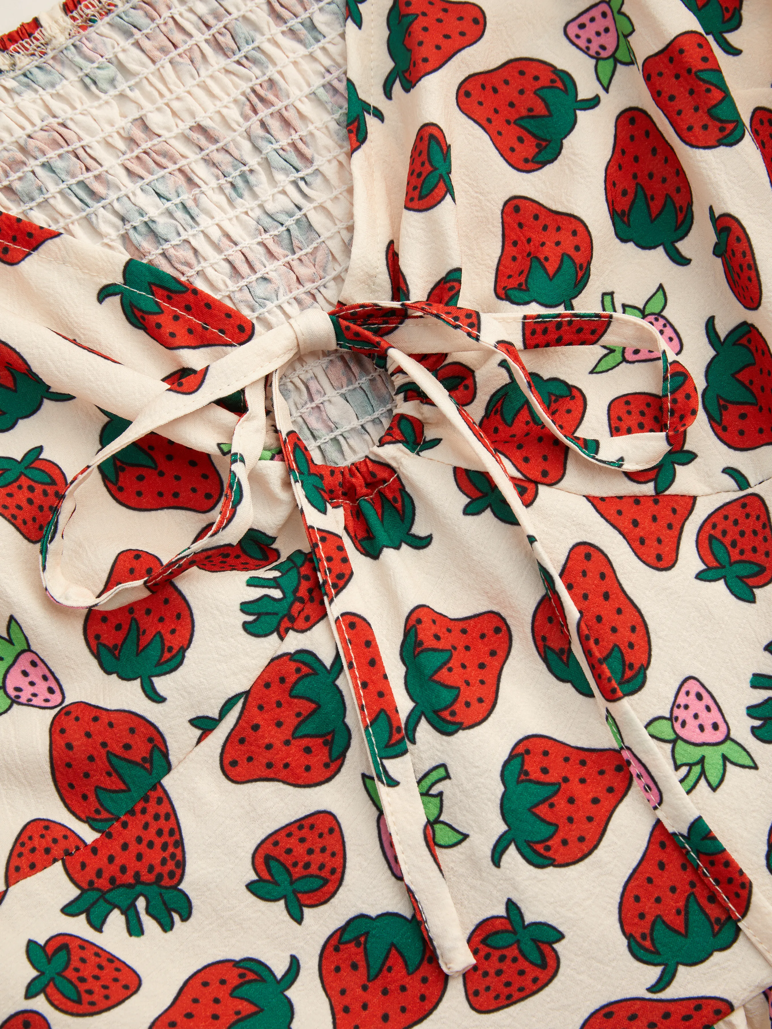 Vestido Mini Tejido con Gráfico de Fresa y Volantes Anudados Curvy