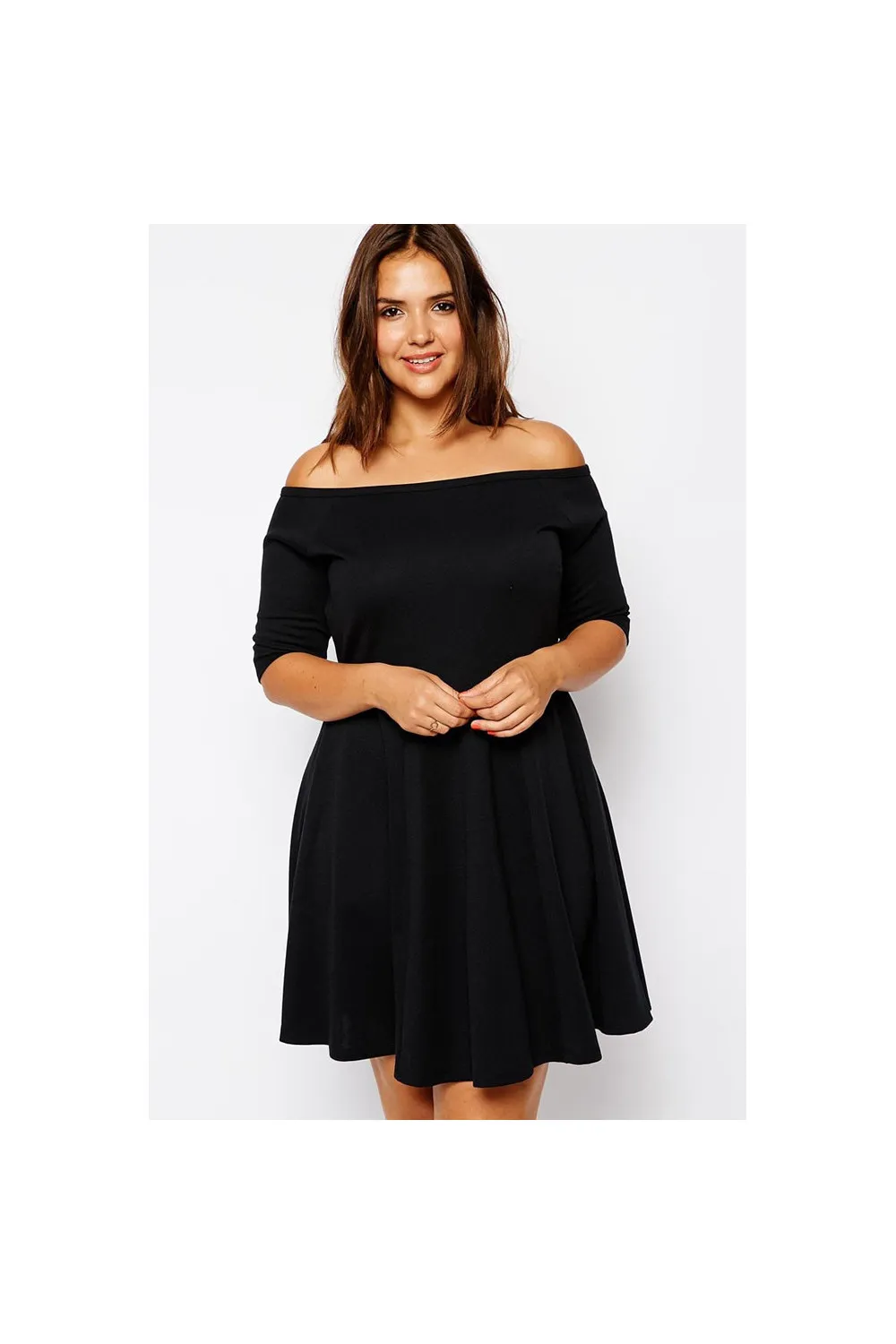 Vestido negro plisado con hombros descubiertos