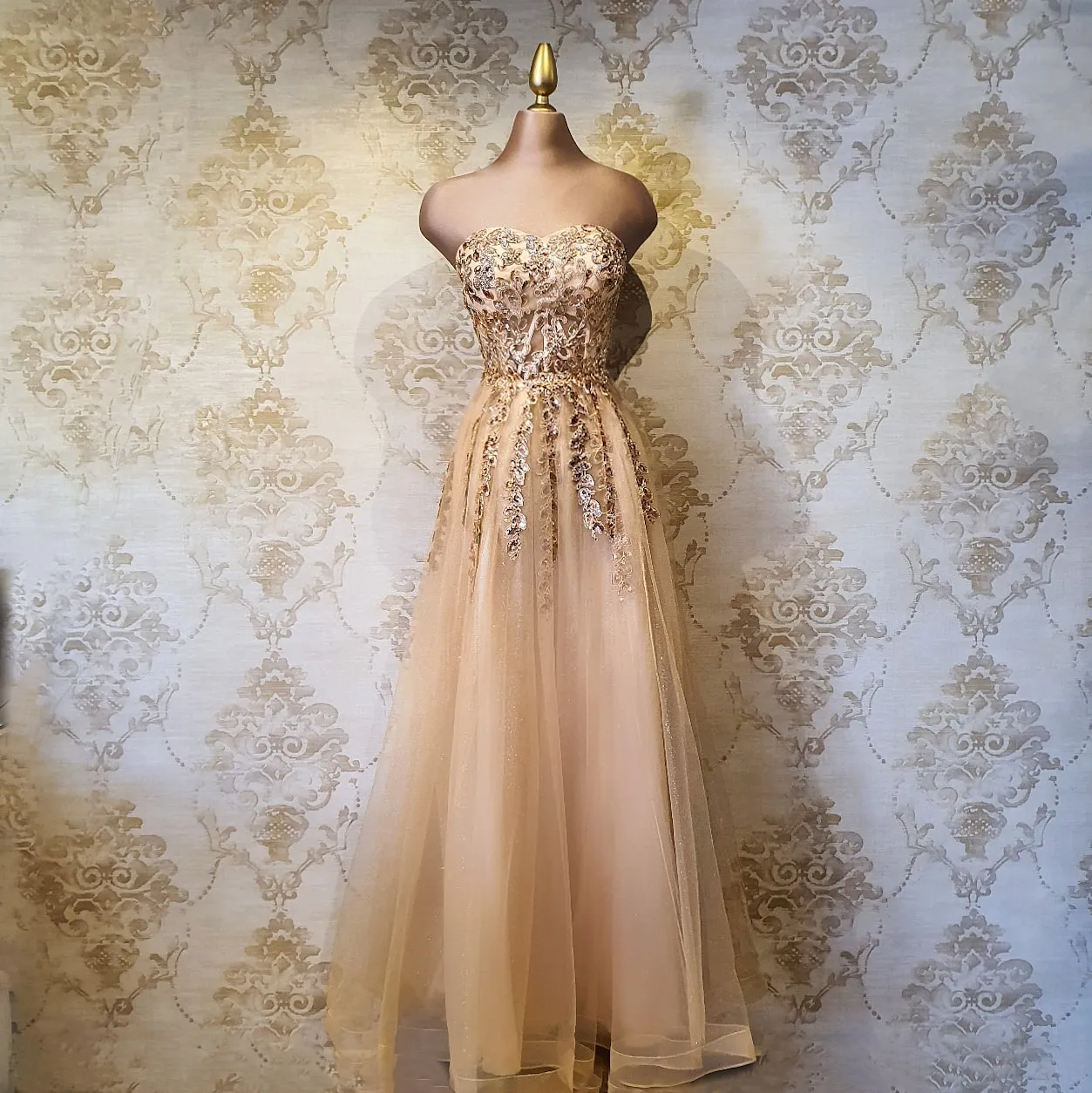 Vestido Oro Largo Strapless de Fiesta Elegante