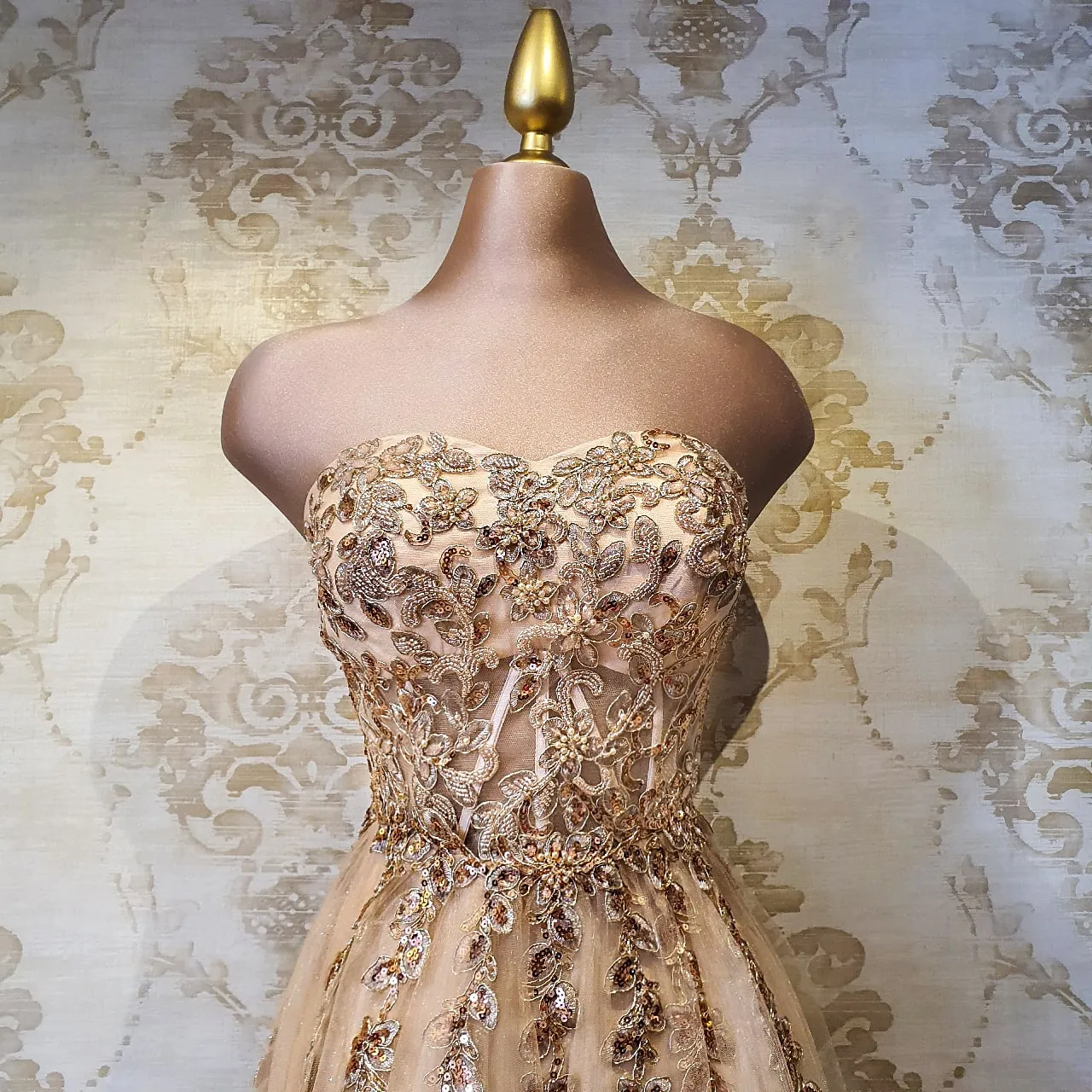 Vestido Oro Largo Strapless de Fiesta Elegante