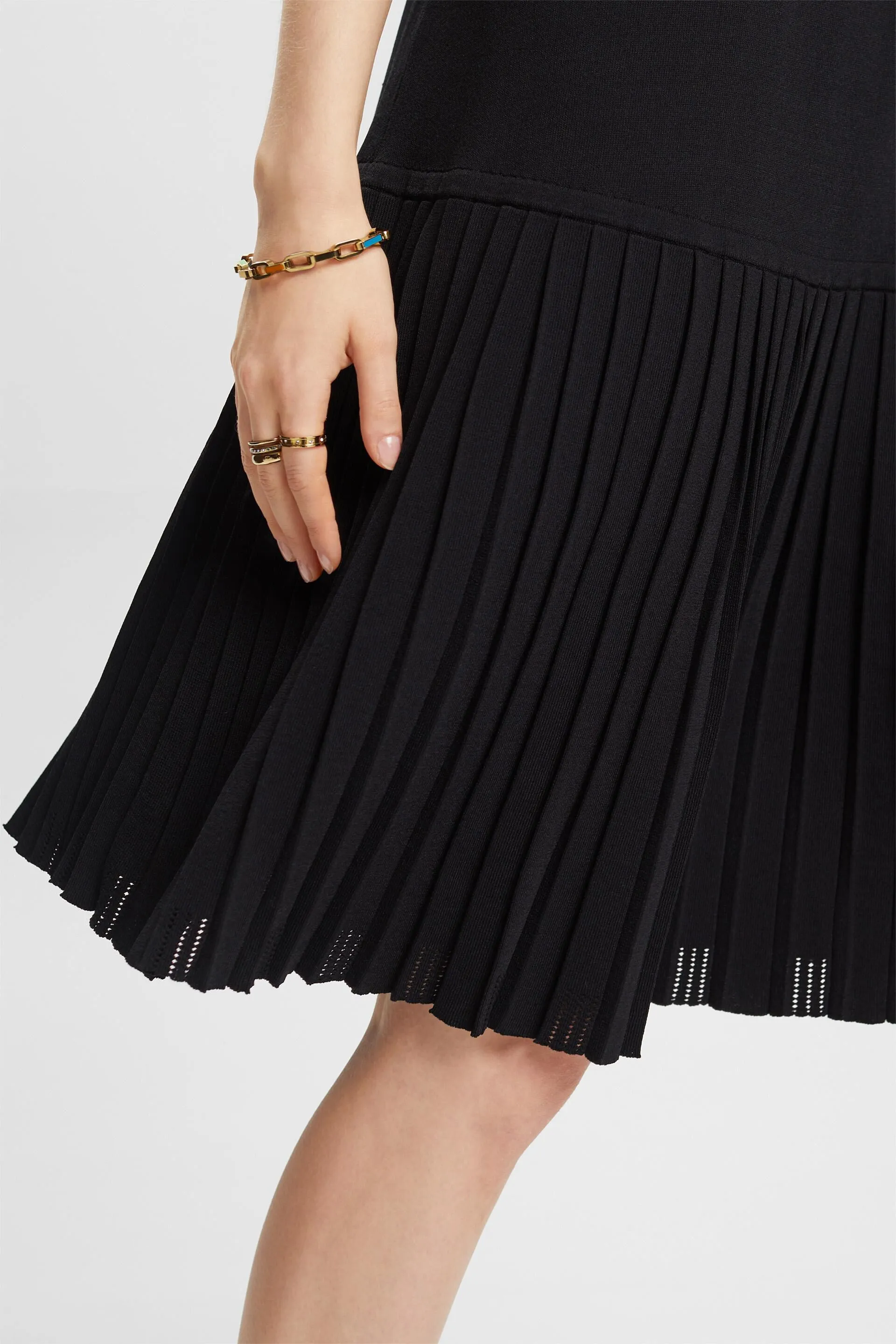 Vestido plisado con cintura baja