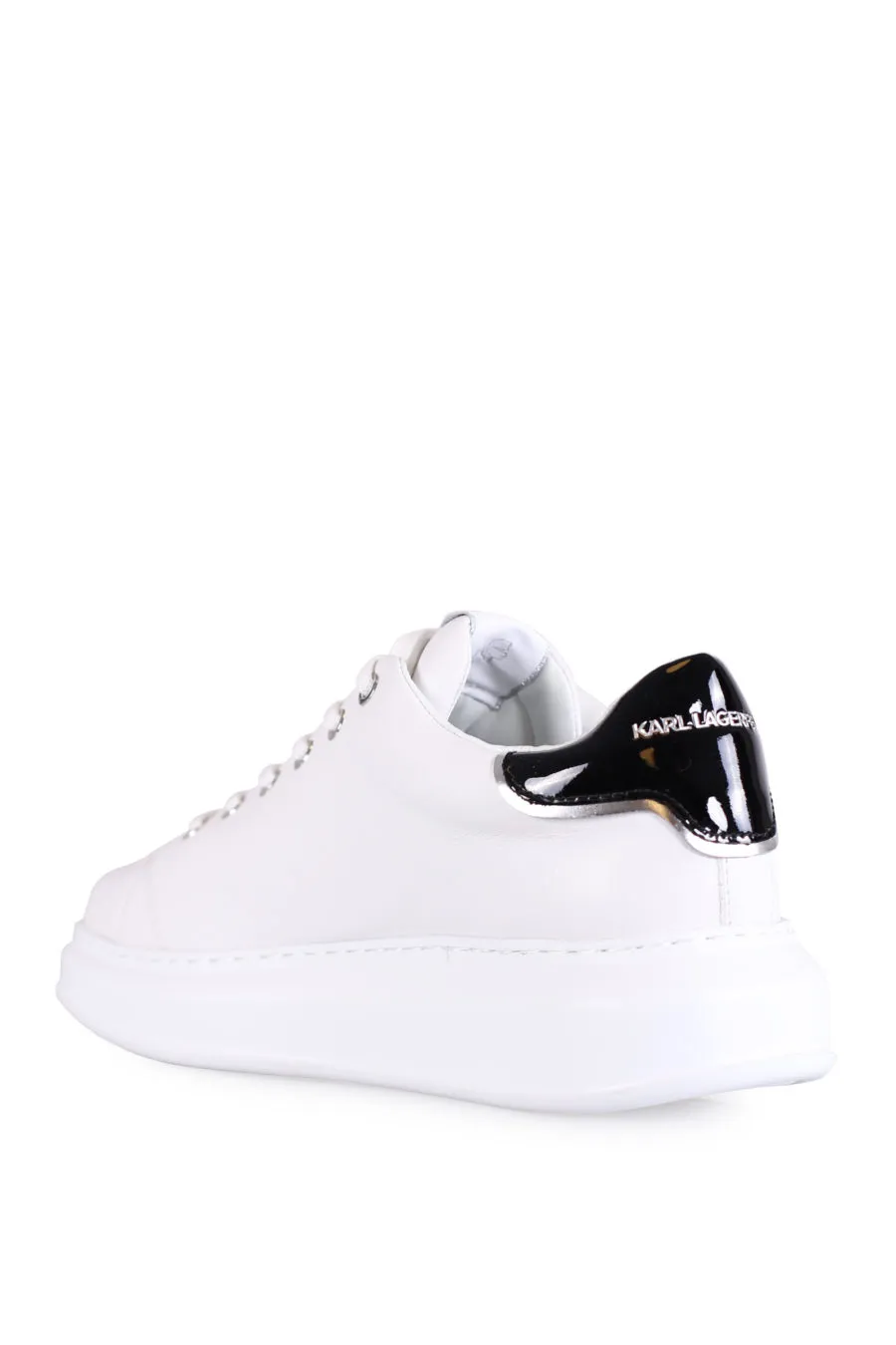 Zapatillas blancas con logotipo 