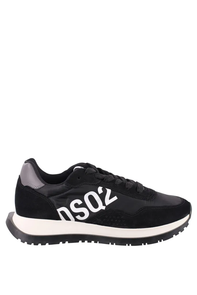 Zapatillas negras con logo diagonal blanco
