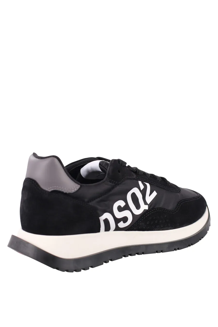 Zapatillas negras con logo diagonal blanco
