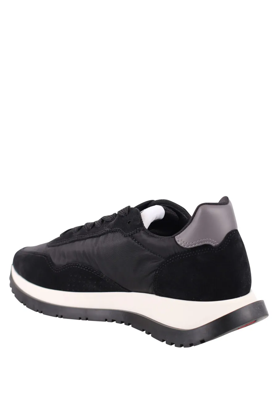 Zapatillas negras con logo diagonal blanco