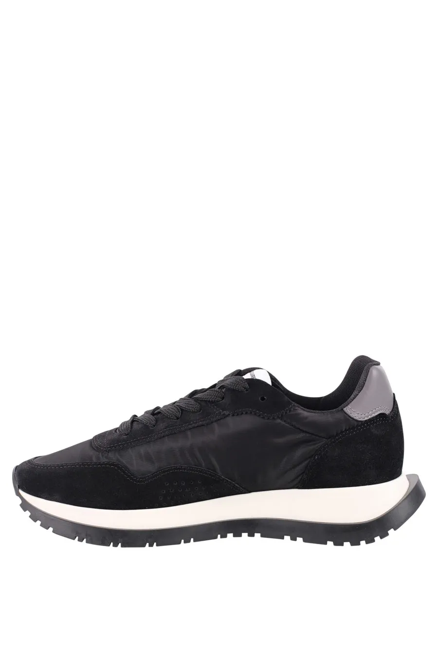 Zapatillas negras con logo diagonal blanco
