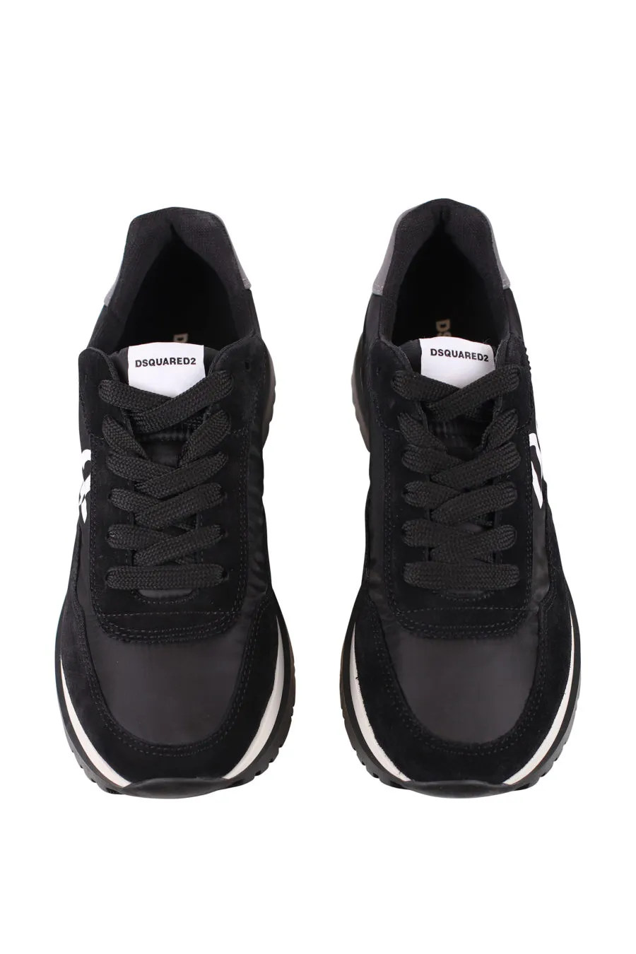 Zapatillas negras con logo diagonal blanco