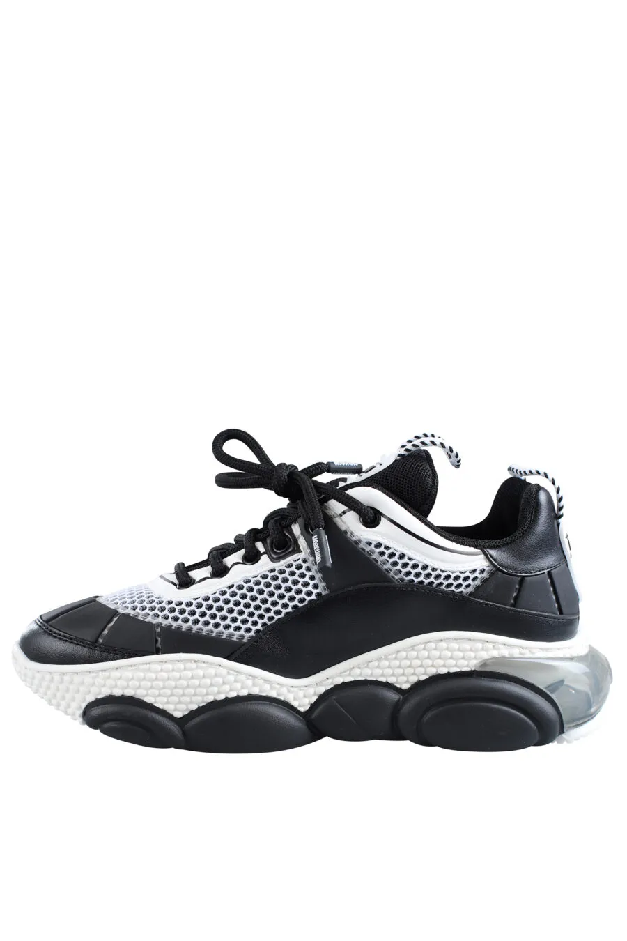 Zapatillas negras con rejilla 
