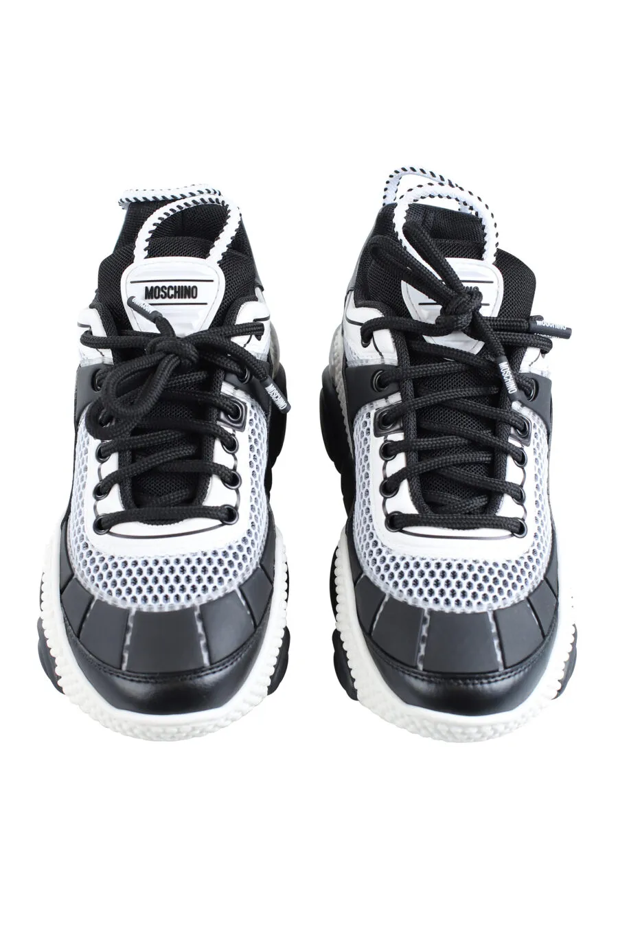 Zapatillas negras con rejilla 